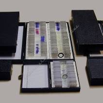 Albumy, pudełka i szafki na preparaty mikroskopowe