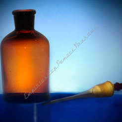 Kroplomierz szklany oranżowy z pipetą i gumką, 30 ml